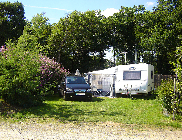 Location emplacement tente et caravane golfe du Morbihan (56).