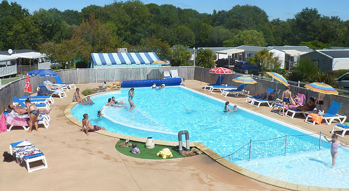 piscine-chauffee-camping-3-etoiles-les-mouettes
